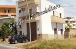 Casa indipendente, terra cielo, con ampio garage, giardino e terrazza in Vendita